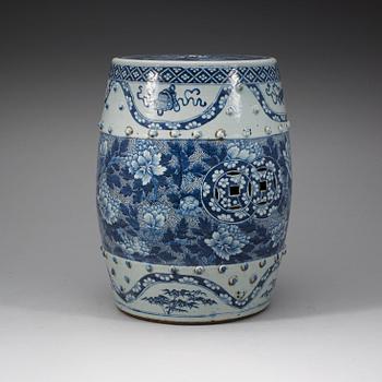 A blue and white garden seat, Qing dynasty, 19th Century.