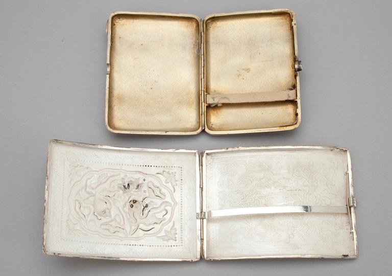 CIGARETTETUIER, 2 st, silver samt emalj, orientaliska, 1900-tal. Tot. vikt ca 442 g.