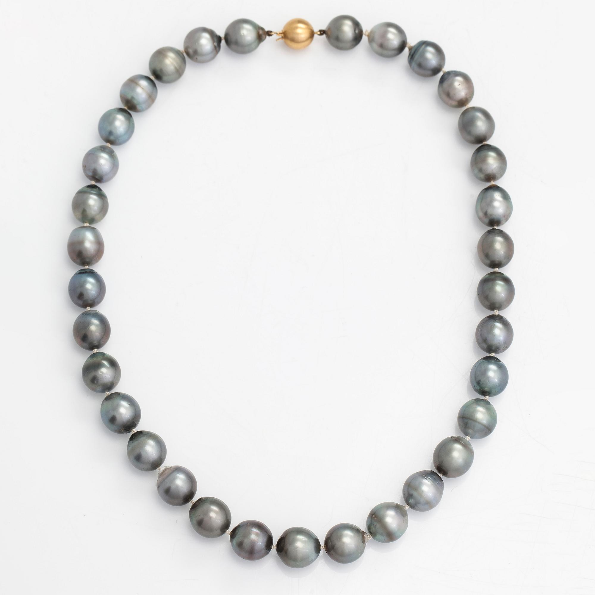 A cultured Tahiti pearl necklace, clasp in 18K gold.