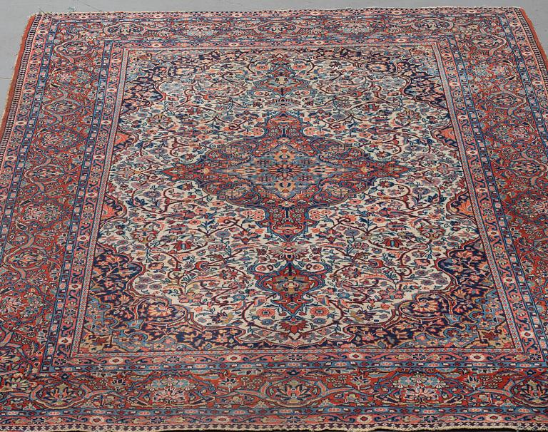 A CARPET, semi-antique Kashan, possibly Dabir, ca 201 x 135,5 cm.
