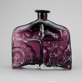 VAS, glas, möjligen Lars Hellsten, etikettmärkt Orrefors.