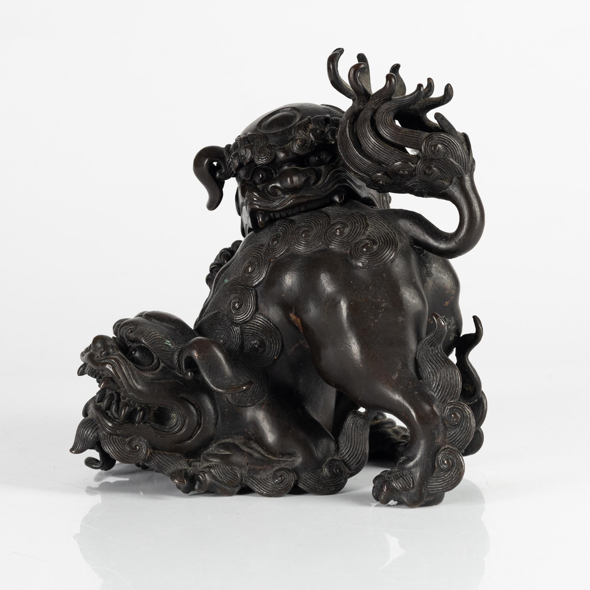 A Japanese bronze censer, Meiji period (1868-1912). Signed.