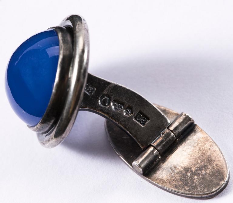 MANSCHETTKNAPPAR, silver med cabochonslipad blå Kalcedon. Stigbert för Heribert Engelbert, Stockholm, 1954. Vikt ca 12g.