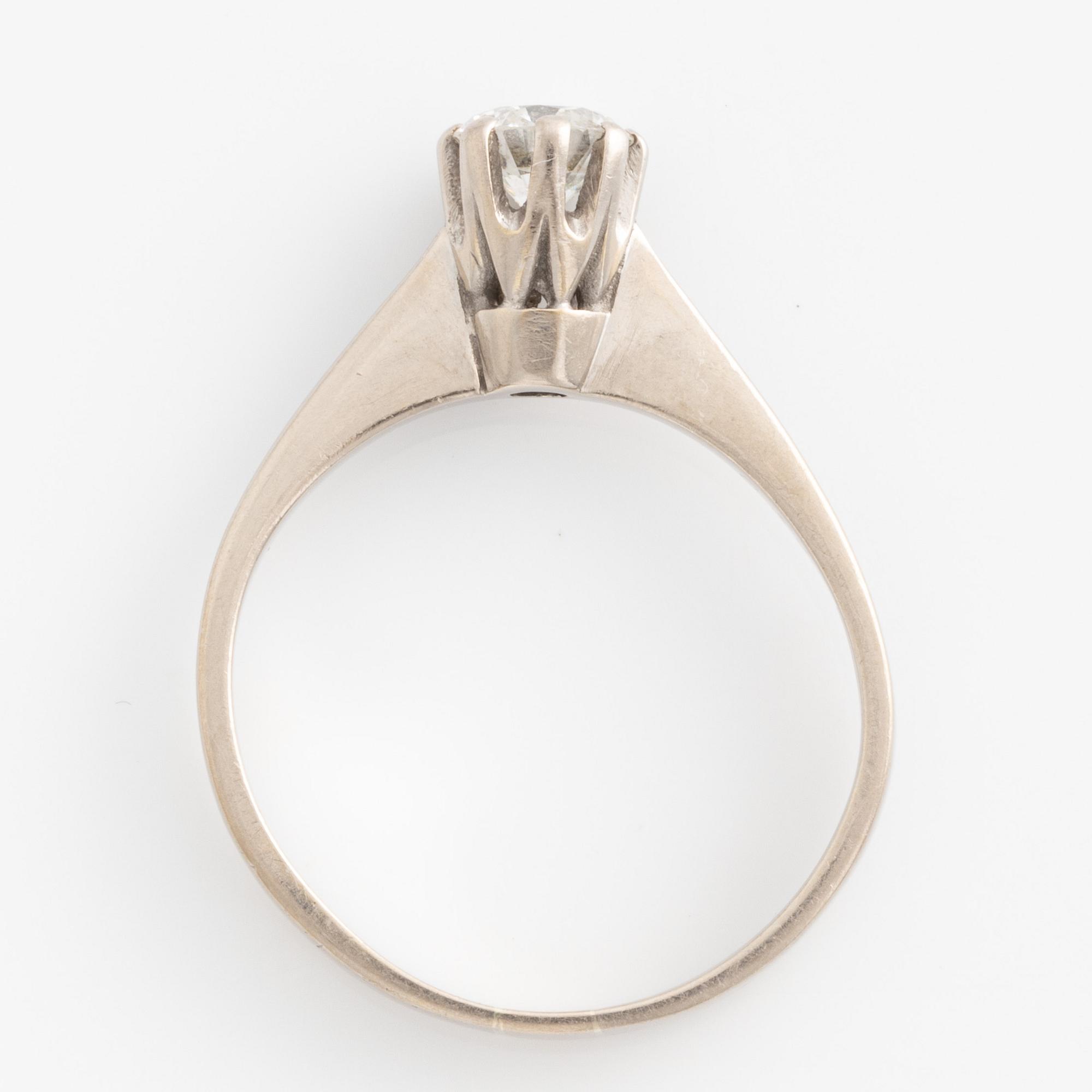 Ring 18K vitguld med en rund briljantslipad diamant.