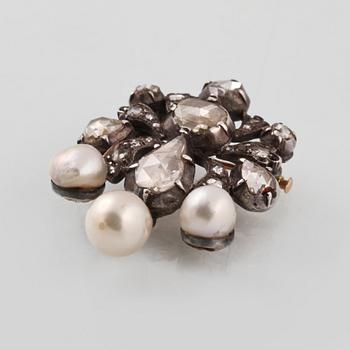 BROSCH, 18K guld samt silver med rosenslipade diamanter samt 3 odlade pärlor. Vikt 11,5 gram.