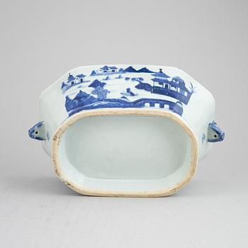 A blue and white tureen with cover, Qing dynasty, Qianlong (1736-95).