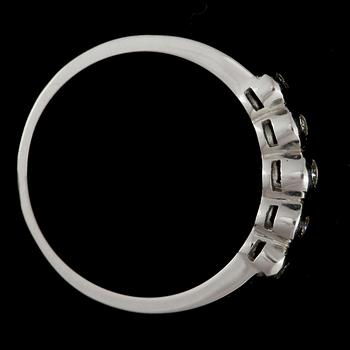 RING, 14k vitguld med briljantslipade diamanter, tot ca 0,06 ct. Vikt ca 2,6 gram.