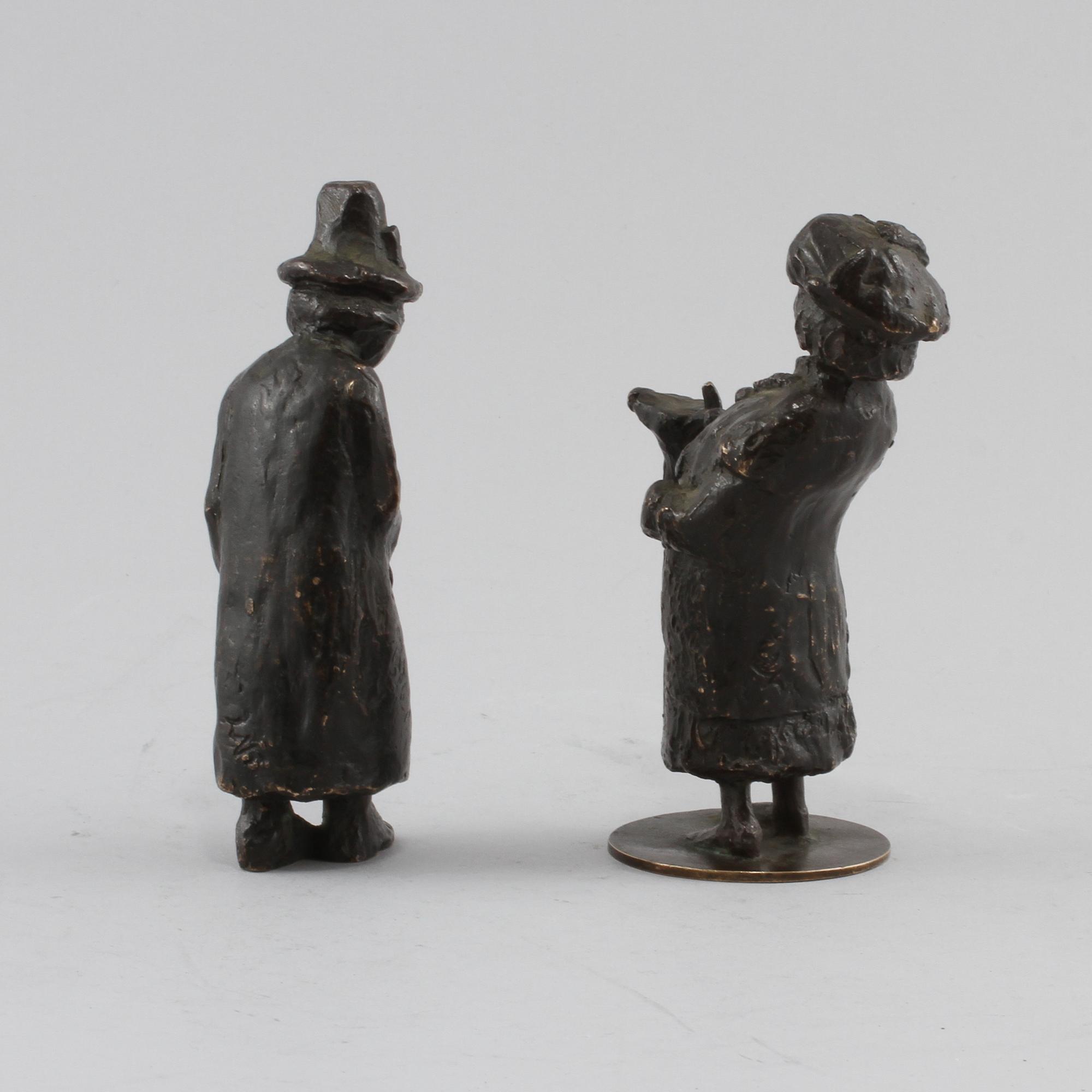 SKULPTURER, 2 st, patinerad brons, en med gjutarstämpel H Bergman Fud, 1900-tal.