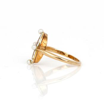 KUNGLIG RING, DROTTNING ALEXANDRA AV STORBRITANNIEN, 14K guld med emalj samt små sötvattenspärlor. Total vikt ca 4,16 g.