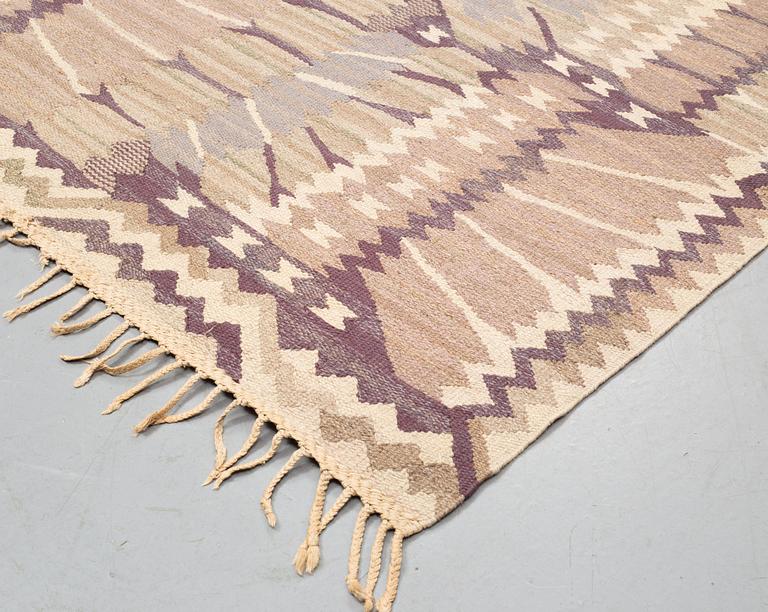 Barbro Nilsson, a carpet, "Strålblomman grå", flat weave, ca 286,5 x 219,5-221,5 cm, signed AB MMF BN.