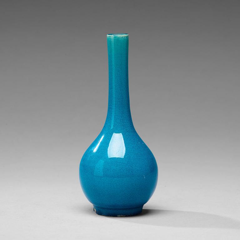 A turquoise glazed vase, Qing dynasty (1644-1912).