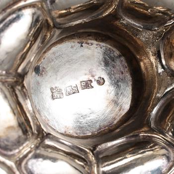 SKÅL med hänklar, silver. Sankt Petersburg, sannolikt, 1846. Vikt ca 189 gram.