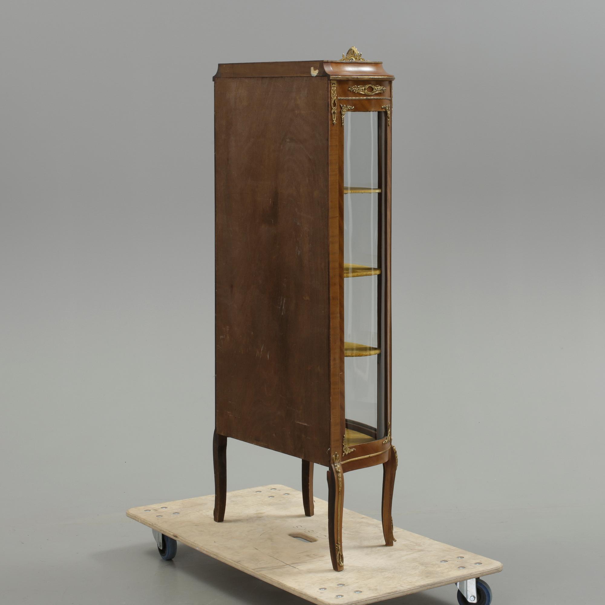 VITRINSKÅP, gustaviansk stil. 1900-tal.