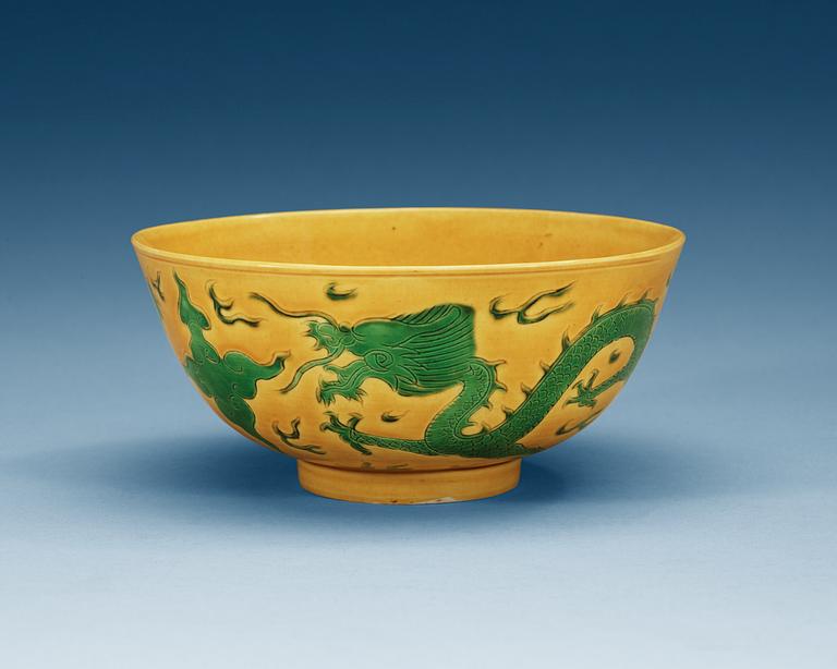 A yellow and green glazed dragon bowl, Qing dynasty.