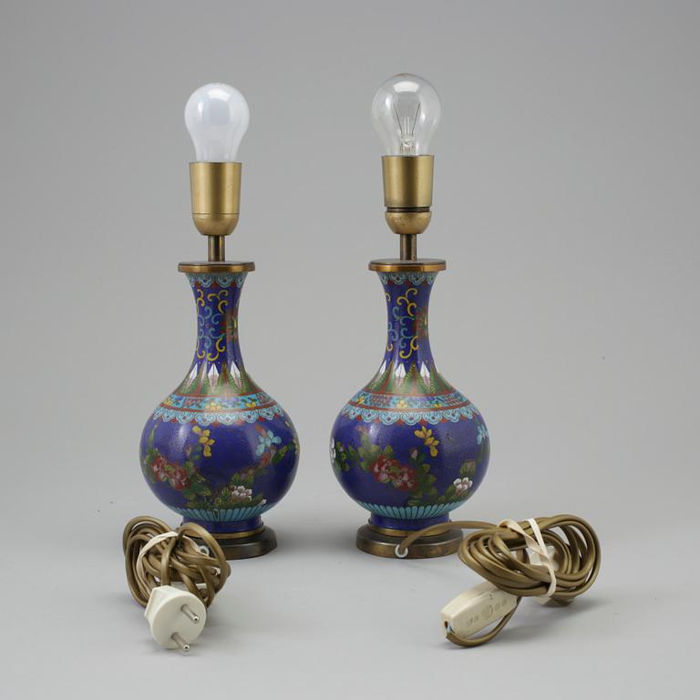 BORDSLAMPOR, två stycken, Kina, cloisonne-emalj. 1900-tal.