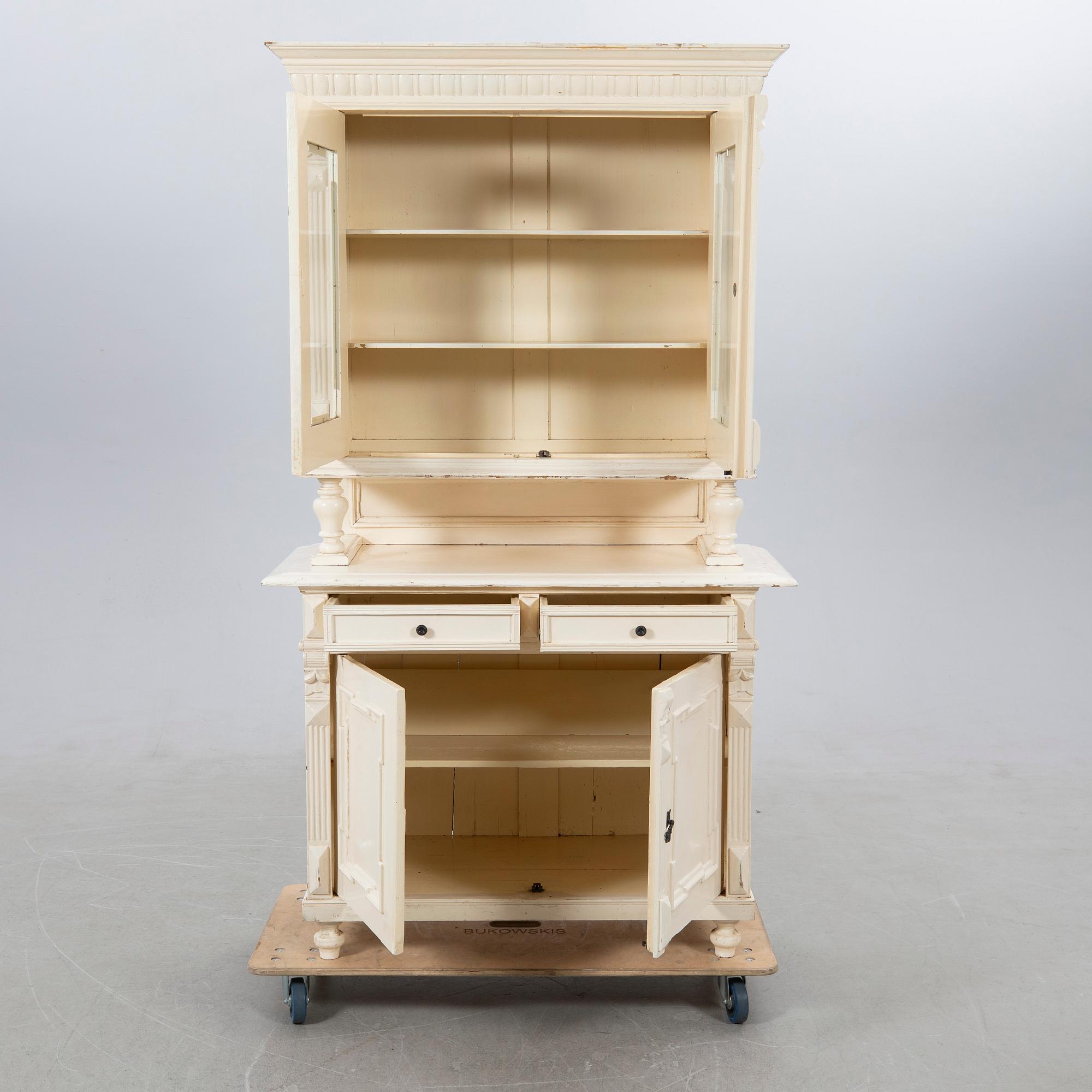 Vitrinskåp, 1900-talets första hälft.