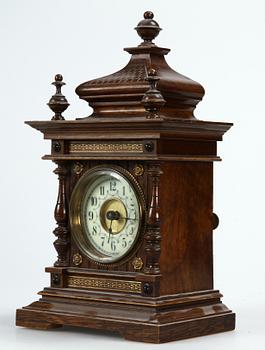 BORDSUR, nyrenässans. Urverk märkt Junghans. 1800/1900-tal.