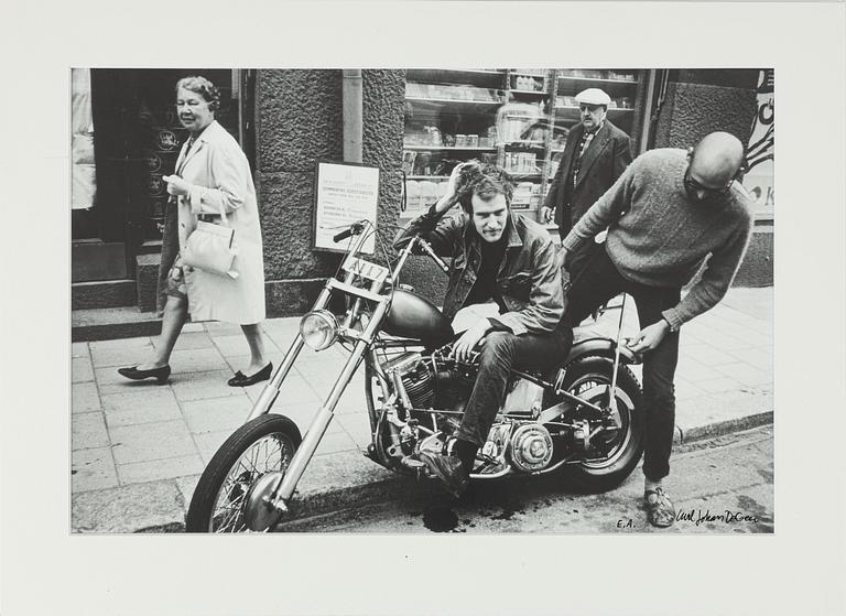 Carl Johan De Geer, Krister Broberg (Frasse), and Jan Lööf (Janos) in civilian clothes during a break in the filming of Tårtan.