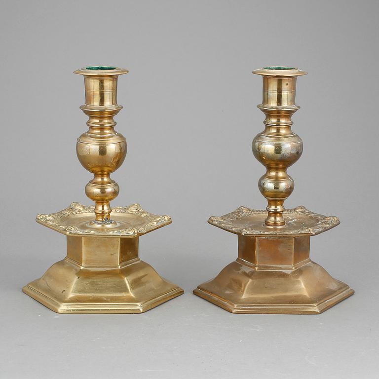 LJUSSTAKAR, 2 st snarlika, barock resp barockstil, 1600-tal resp troligen 1800/1900-tal.