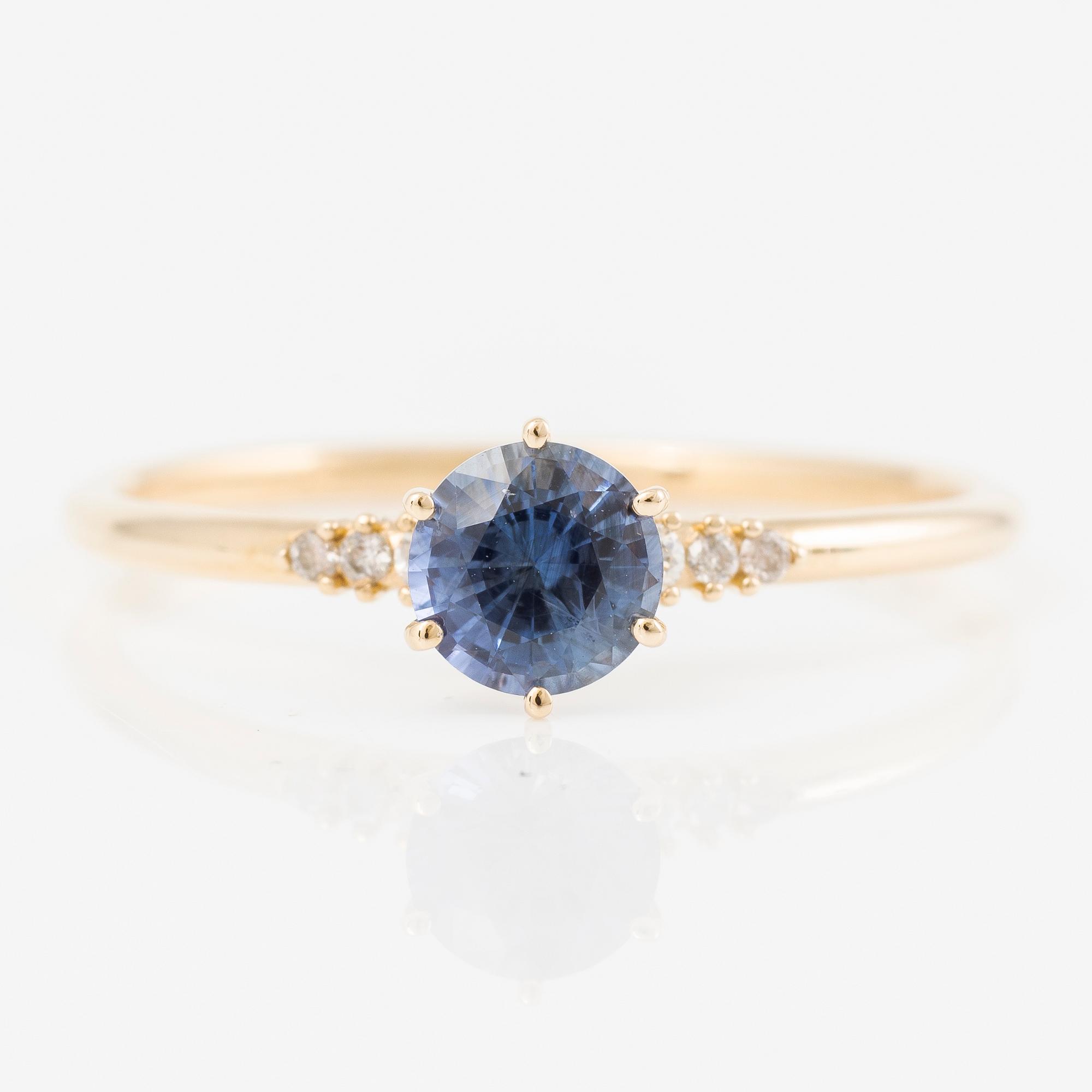 Ring 14K gold with sapphire and brilliant-cut diamonds.
