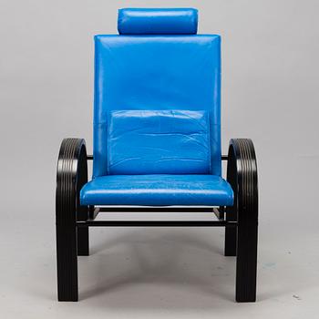 A 1980s lounge chair.
