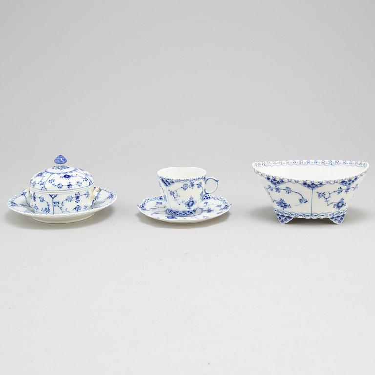 A 'Musselmalet' part coffee service, Royal Copenhagen (16 pieces).