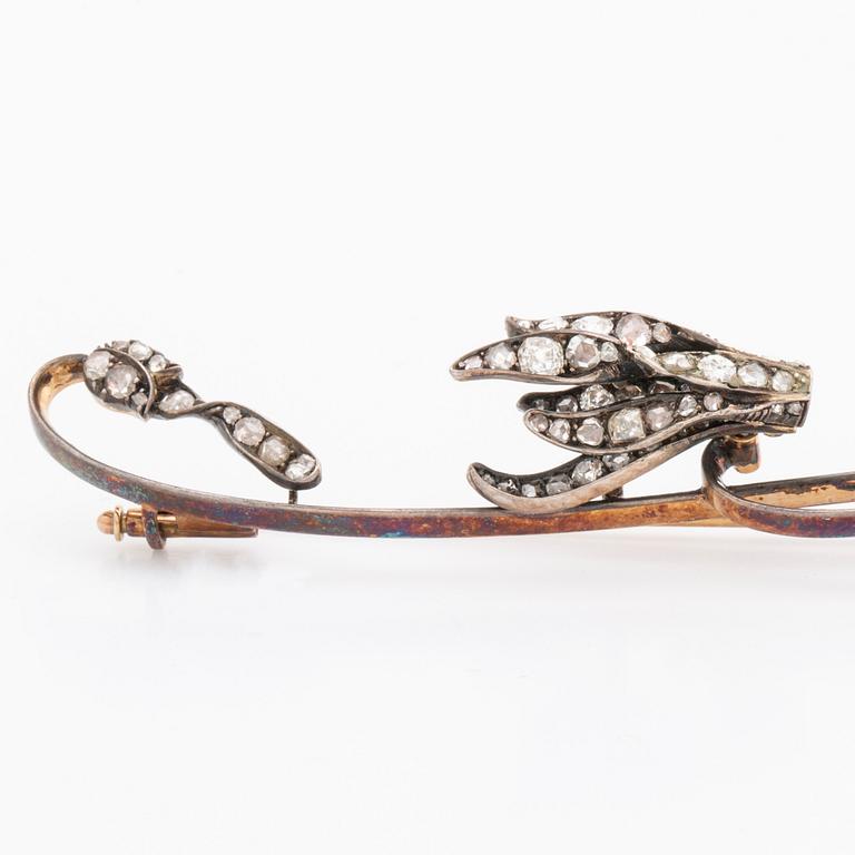 BROOCH 14K gold and silver old-cut diamonds approx 1 ct in total, length approx 10 cm.