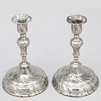 LJUSSTAKAR, ett par, försilvrad koppar, rokokostil, Tyskland, 1800-talets början.