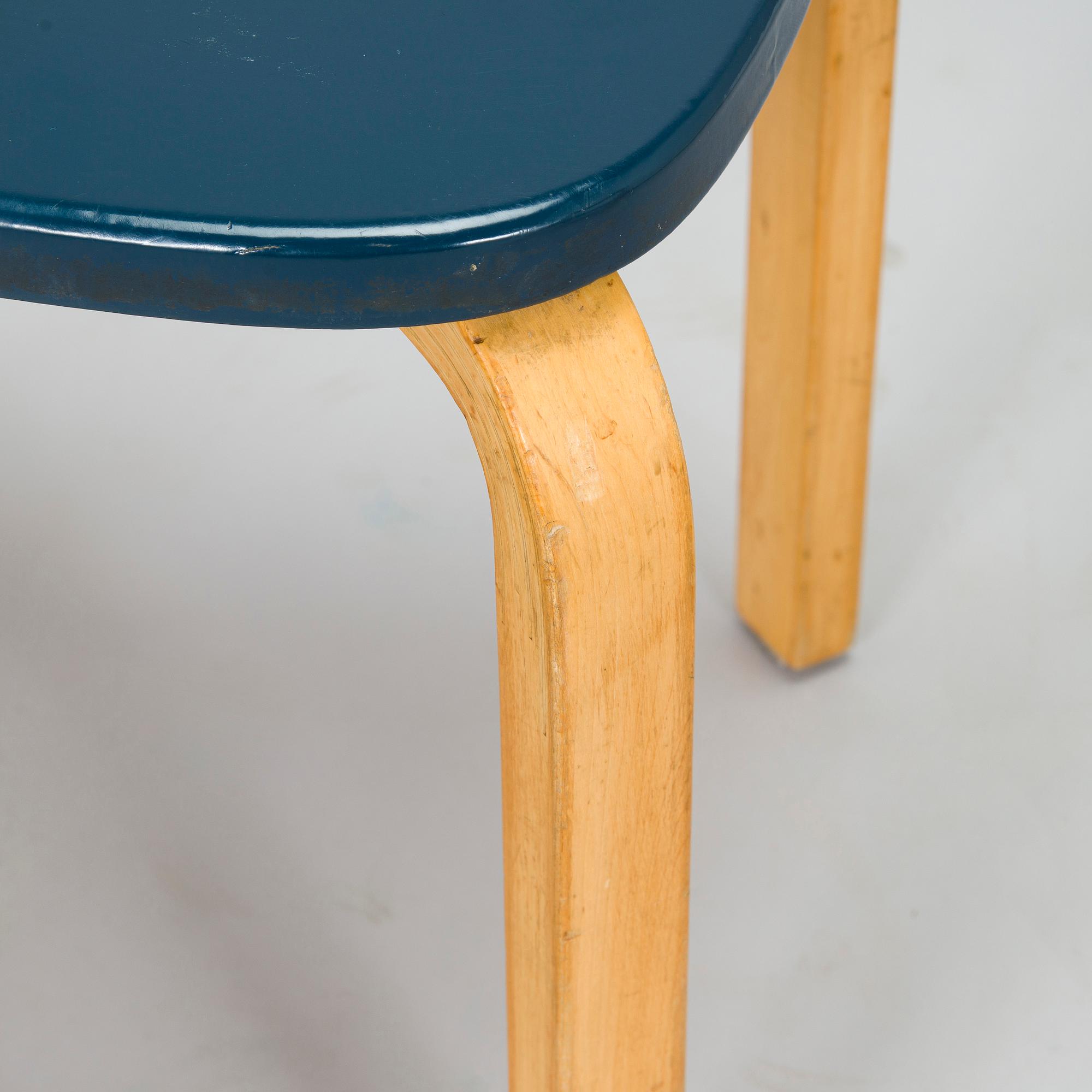 Alvar Aalto, bord, modell 90A och stolar, 3 st, modell 69, Artek 1960-tal.