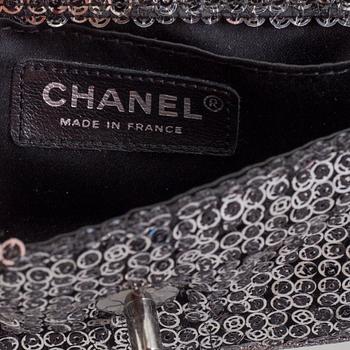 A sequin Flap-bag from Chanel.