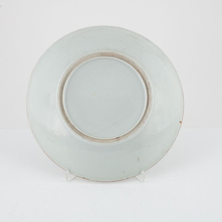A porcelain dish, China, Qing dynasty, 19th century.