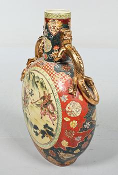 PILGRIMSKRUS, porslin, Japan, 1900-tal.