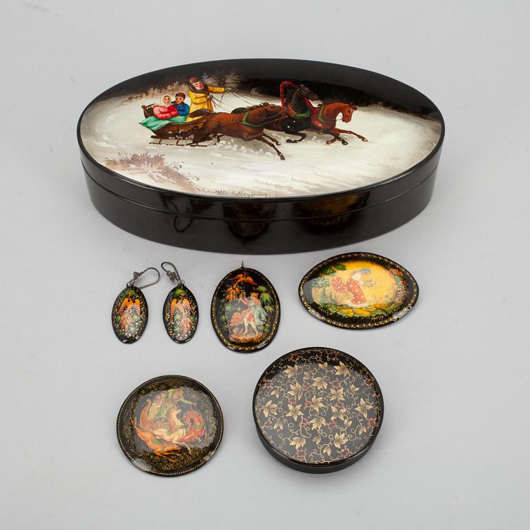 ETT PARTI RYSKA LACKARBETEN, 6 st. 2 askar, 2 broscher, ett hänge och ett par örhängen. 1960-80-tal.