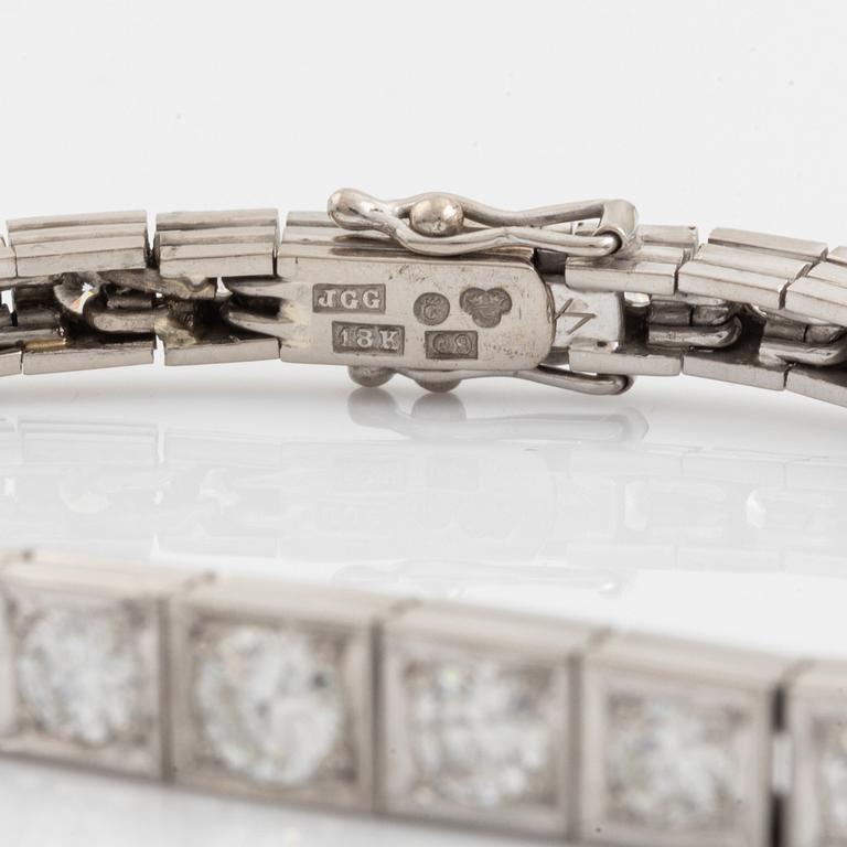 An 18K white gold bracelet set with round brilliant-cut diamonds.