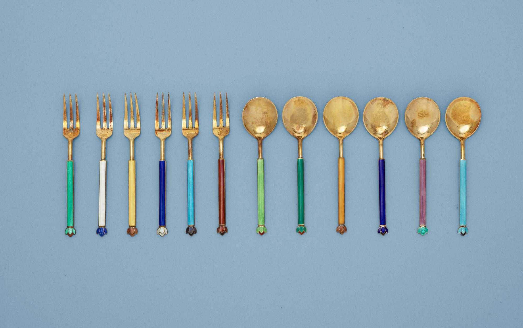 A set of David-Andersen 12 pcs of dessert forks and spoons,