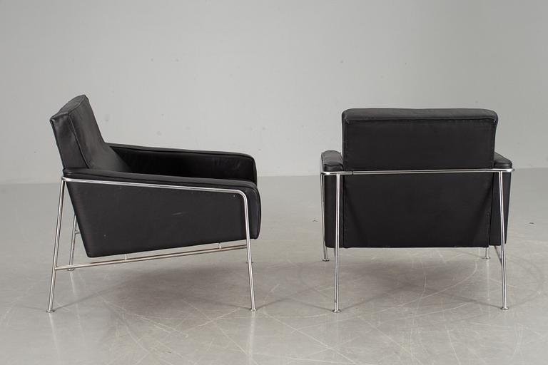 FÅTÖLJER, ett par, Arne Jacobsen, modell 3300 för Fritz Hansen. Danmark.