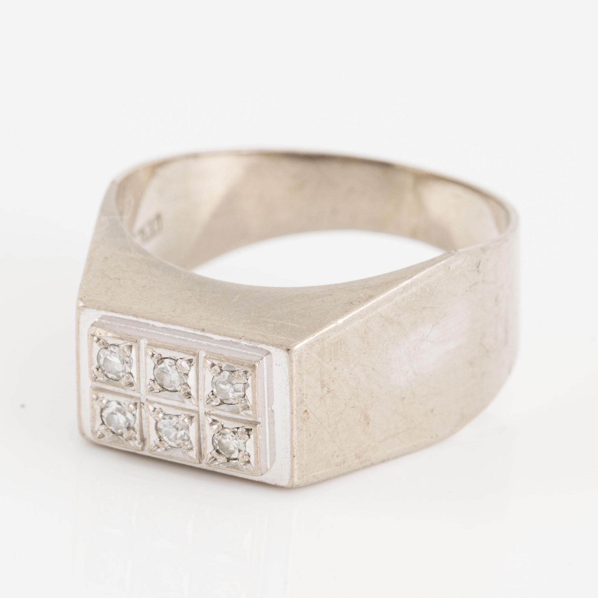 Ring, 18K vitguld med åttkantslipade diamanter.
