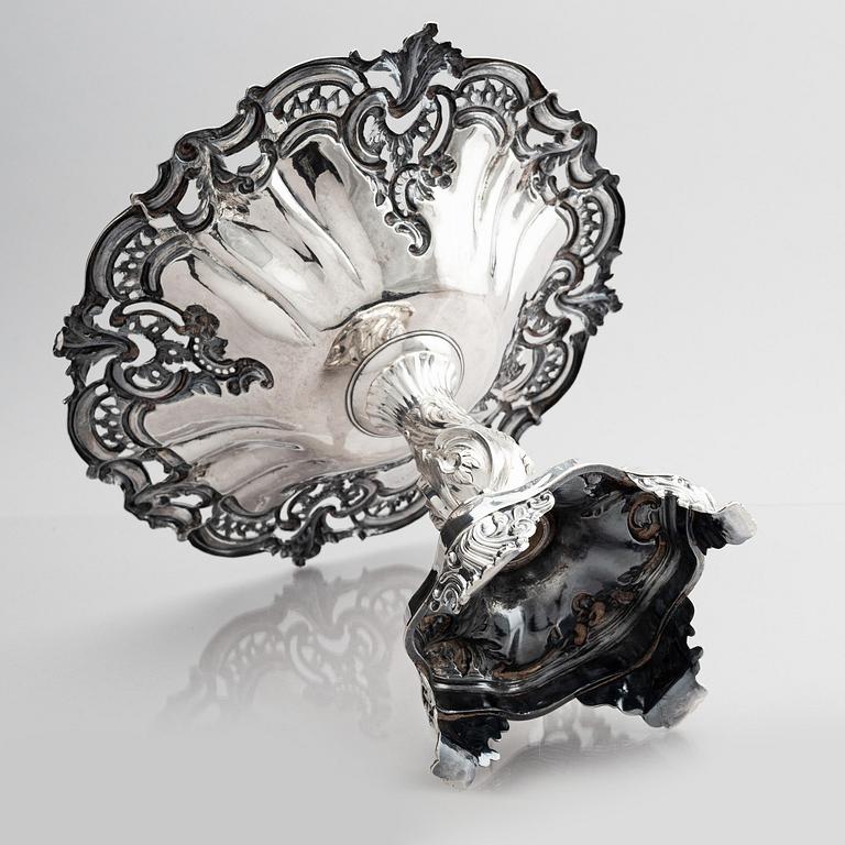 Gustaf Möllenborg, uppsatsskål på fot, silver, Stockholm 1848. Nyrokoko.