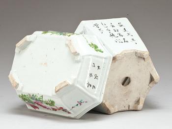 YTTERFODER, 2 st. Porslin, Kina 1900-tal.