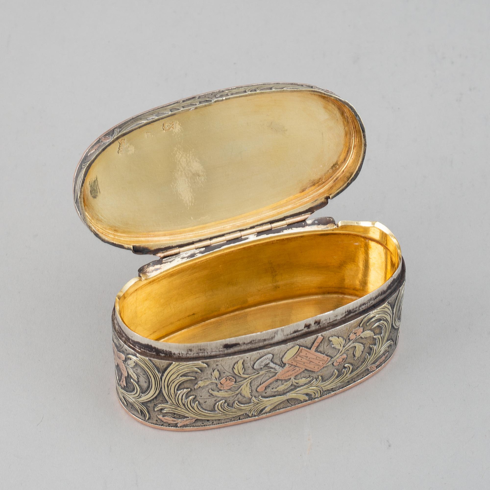 A French 18th century silver and two tone gold snuff-box, unidentified makers mark, Paris 1761.