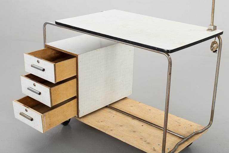 SKRIVBORD med fast monterad skrivbordslampa. Funkis-stil, 1950-60-tal.