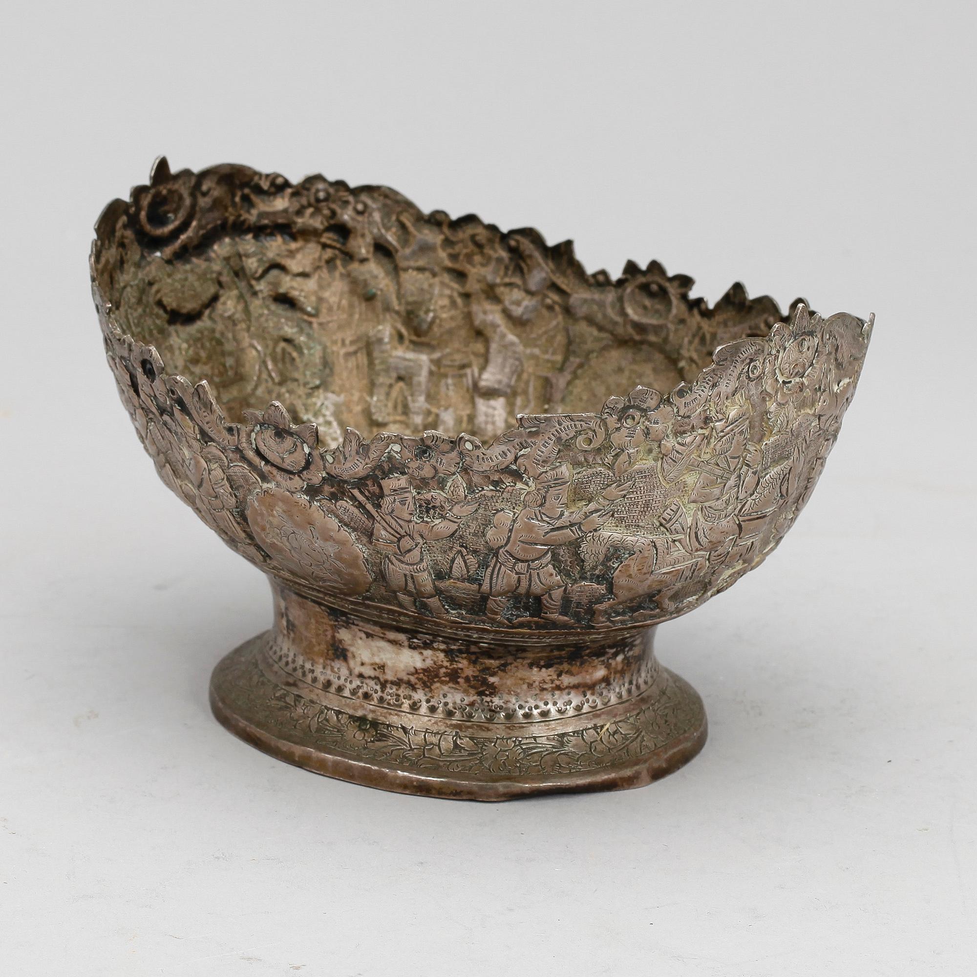 SKÅL, silver, Persisk, sen Qajardynastin (1781–1925). Vikt 174 gram.
