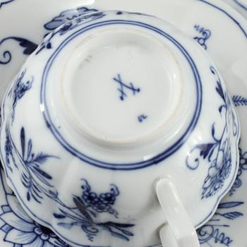 SERVISDELAR, 27 st, porslin, "Lökmönstret", Meissen, 1900-tal.