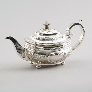 TEKANNA, silver, James Barber & William Whitwell, York 1815. Vikt ca 670 gram.