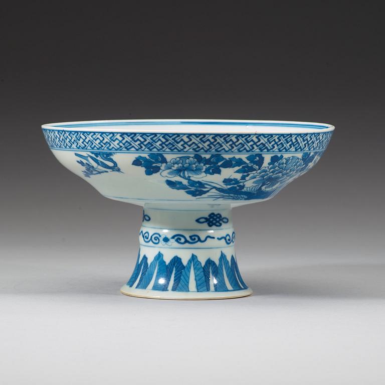 STEMCUP, porslin. Qing dynasti 1800-tal med Kangxis fyra karaktärer i underglasyrblått.