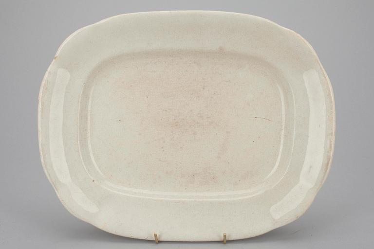 TERRINER, 2 st, fajans, Wedgewood 1800-talets början samt STEKFAT, fajans, Arabia ca 1900.