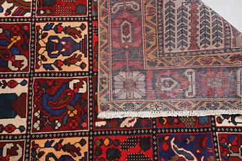 MATTA, Bachtiari, 1900-talets senare del, ca 300 x 200 cm.