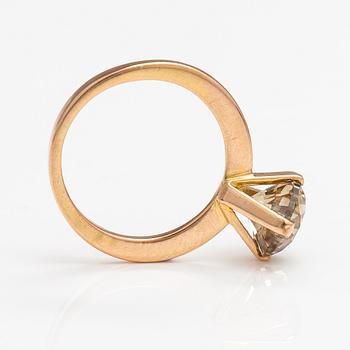 A 14K gold ring with a ca. 3.00 ct brilliant-cut diamond.