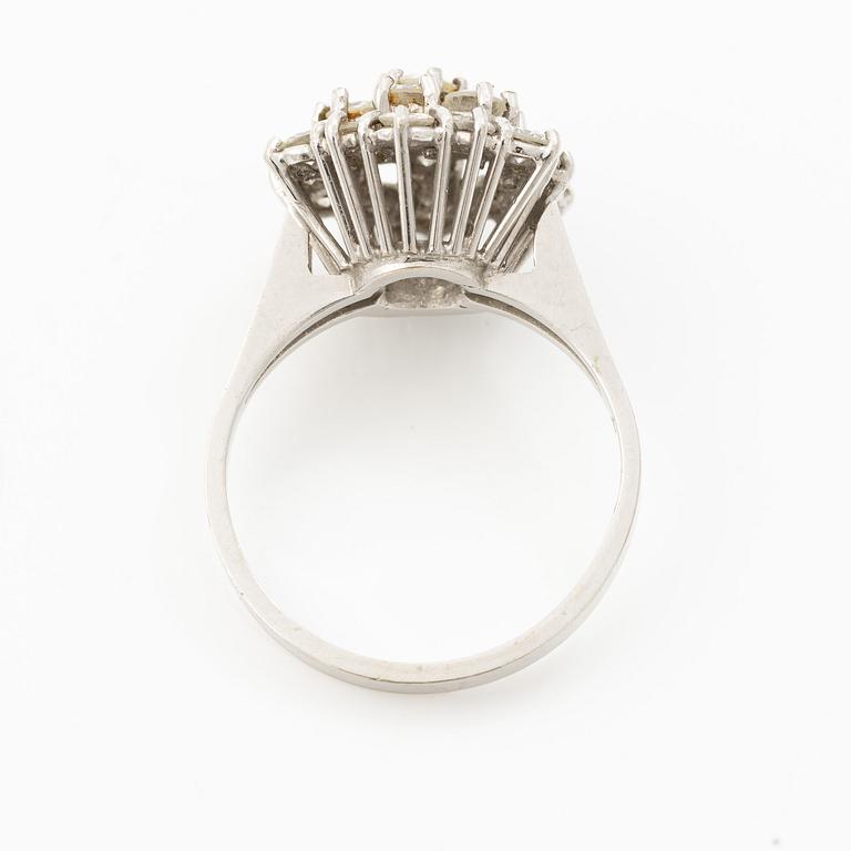 Ring 18K white gold set with brilliant-cut diamonds.