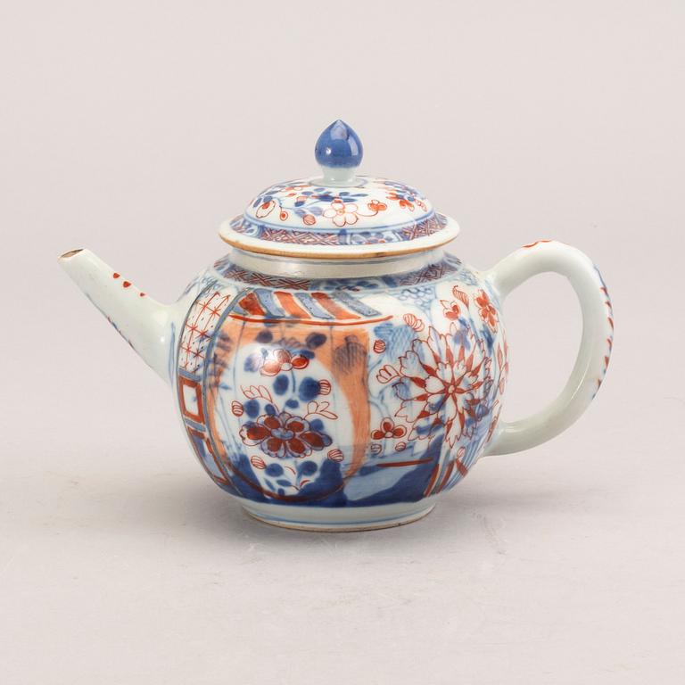 A Chinese porcelain teapot with cover, Qing dynasty, Qianlong (1736-95).